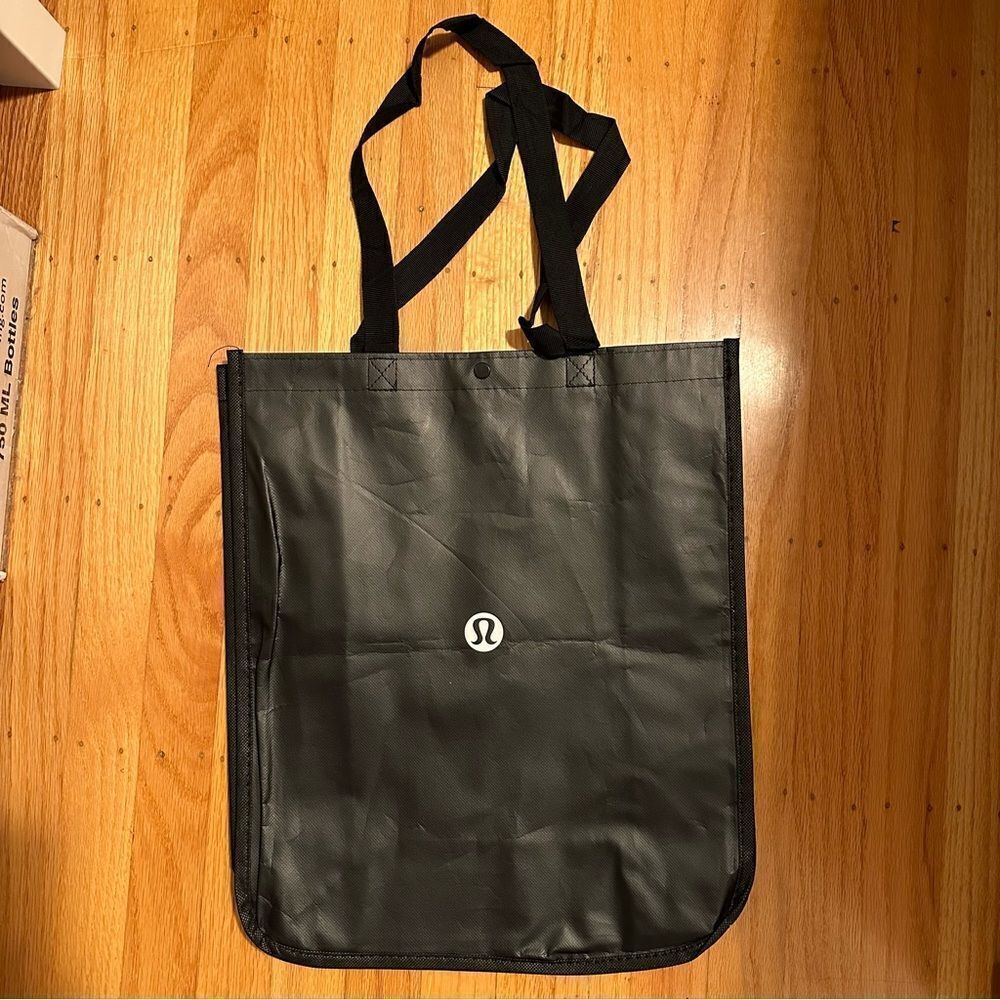 NEW 1 Lululemon Large Reusable Shopping Gift Bag Tote Black and white - empty